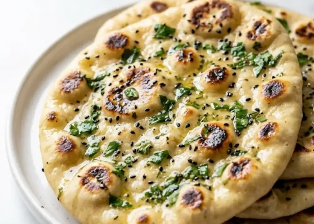 Bärlauch Naan Herstellung: Informationen zu den Zutaten und Phasen des Backvorgangs von Fladenbrot mit Bärlauchanteil