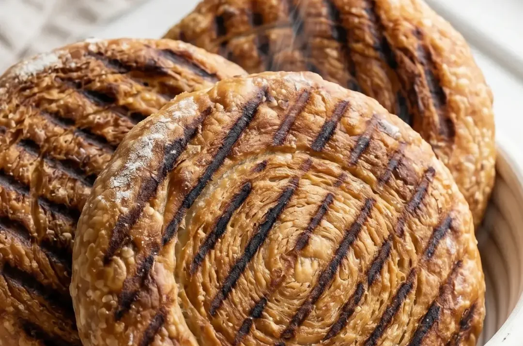 Brot vom Grill: Das einfachste Rezept für super krosse Grillbrötchen