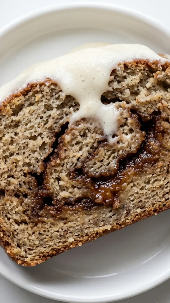 Cinnamon Roll Bananenbrot – Super saftig & vegan (Mit Frosting)