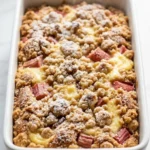 Rhabarberkuchen mit Pudding und Streuseln