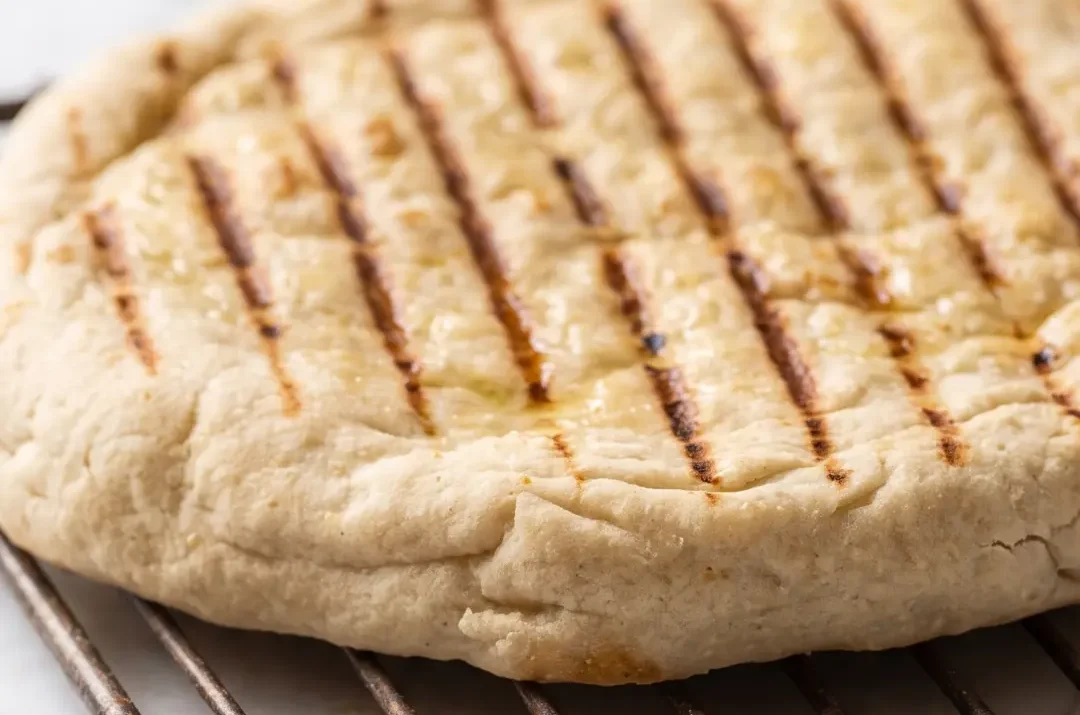 Brot vom Grill: Das einfachste Rezept für super krosse Grillbrötchen