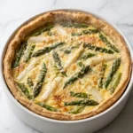 Spargelquiche mit weißem und grünem Spargel