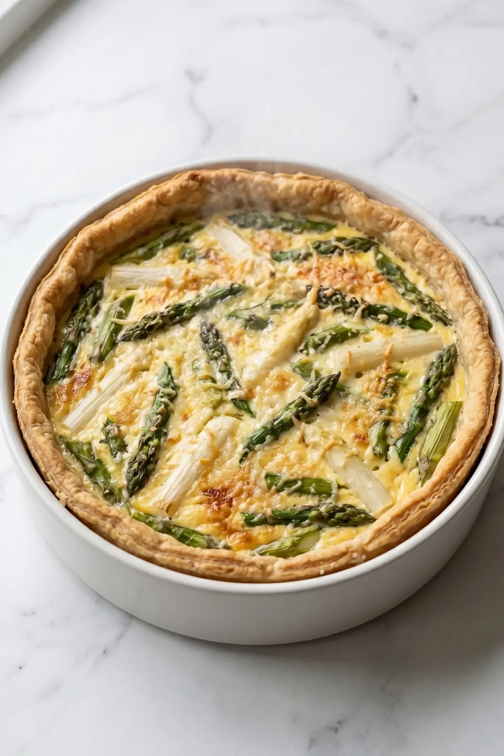 Spargelquiche mit weißem und grünem Spargel