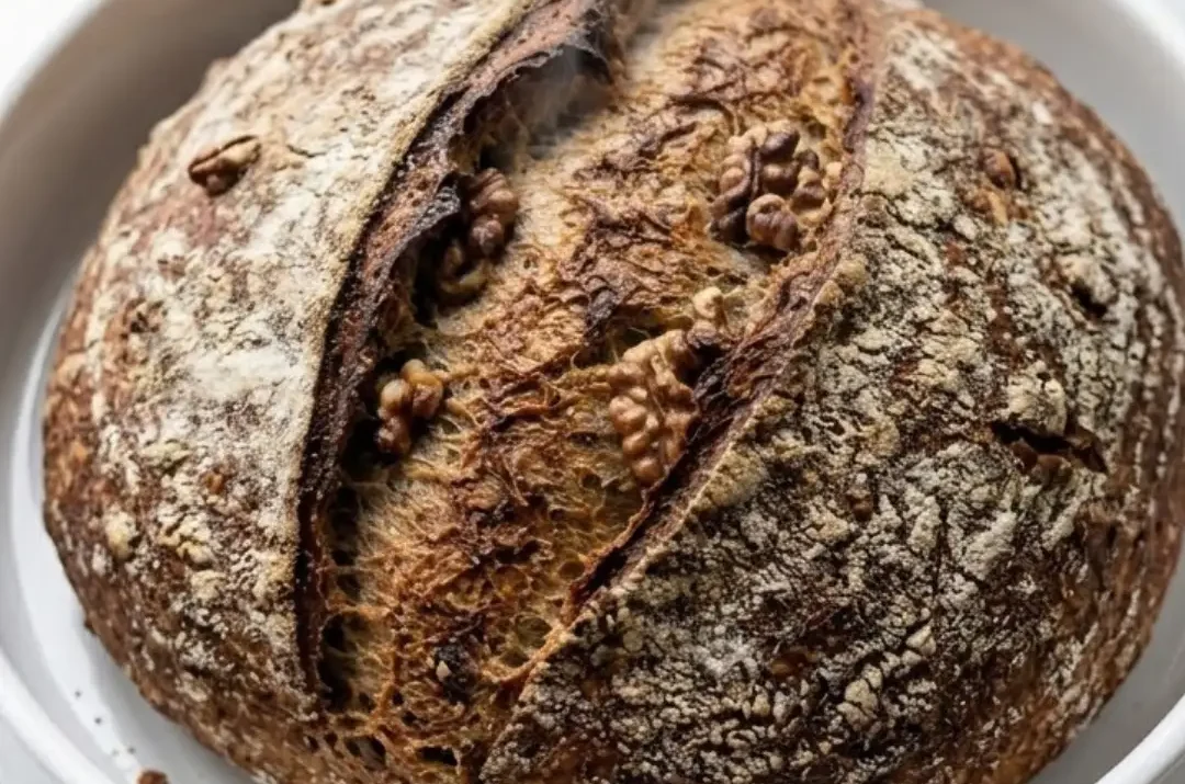Walnussbrot backen: Das einfachste Rezept für super saftiges Sauerteigbrot im Topf