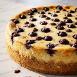 Glutenfreier Blaubeer-Schmand-Kuchen frisch gebacken — Goldgelbe Schmandschicht mit saftigen Blaubeeren und Schokodrops.