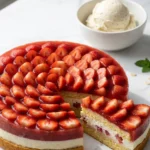 Erdbeertorte serviert mit Bourbon-Vanilleeis — aufgeschnittenes Kuchenstück zeigt die inneren cremigen Schichten.