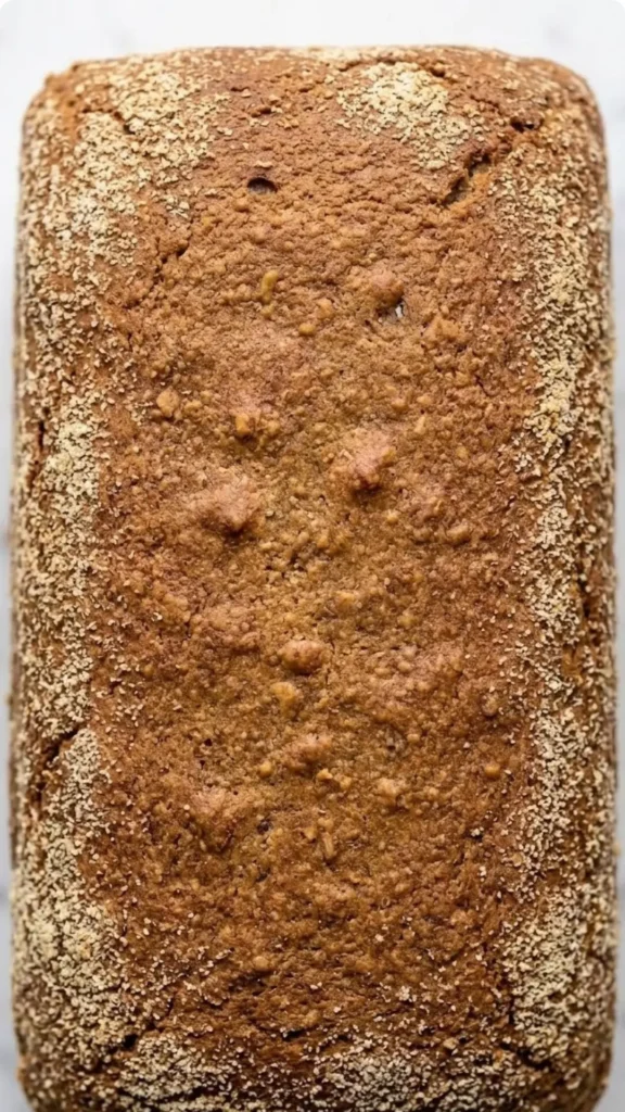 Nahaufnahme von Low Carb Bananenbrot — Detailansicht der soft-gebackenen Kruste mit feiner Zimt- und Mandeltextur.