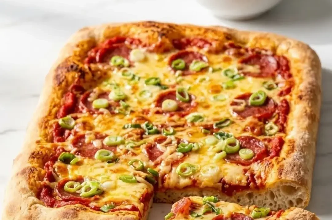 Zweierlei Pizza vom Blech: Das einfache Rezept für die ganze Familie