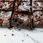 Das beste Rezept für Sauerteig Brownies ohne Ei frisch gebacken — fudgy Schoko-Brownies mit Meersalzflocken