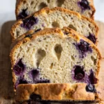Saftiger Bananen-Beeren-Kuchen ohne Zucker frisch gebacken — Kastenkuchen mit Blaubeeren.