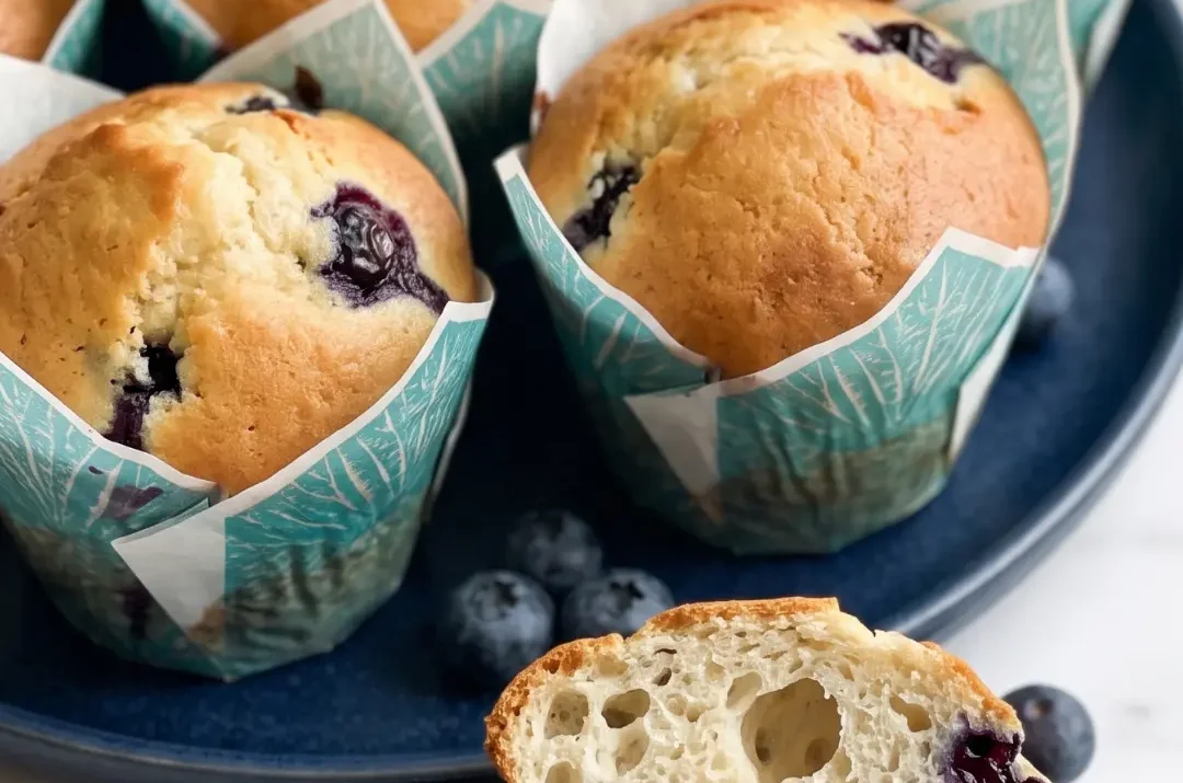 Saftige Beeren Muffins mit Streuseln und Sauerteig