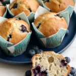 Fluffige Blaubeer Muffins mit Sauerteigrest frisch gebacken — saftige Heidelbeer-Muffins in Tulpenförmchen