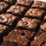 Gesunde Buchweizen-Brownies frisch gebacken — vegane Schoko-Quadrate mit dunklen Schoko-Drops