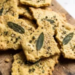 Knusprige Sauerteig-Cracker mit Kräutern und Sesam frisch gebacken — rustikal gebrochene Cracker-Kräcker.