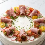 Schwarzbrottorte frisch gebacken — herzhafte Schichttorte festlich dekoriert mit Schinkenröllchen, Radieschen und Tomaten.