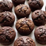 Saftige Air Fryer Schokoladen-Muffins frisch gebacken — dunkler Schokoteig mit geschmolzenen Schokotropfen