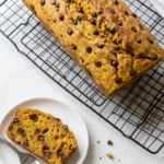 Saftige Beeren Muffins mit Streuseln und Sauerteig frisch gebacken — Goldgelbe Muffins in roten Förmchen mit Mandelstreuseln