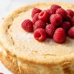 Joghurtkuchen ohne Mehl und Zucker frisch gebacken — saftiger zuckerfreier Kuchen mit Himbeeren