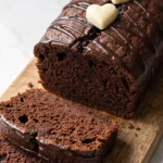 Saftiger Zucchini-Schokokuchen frisch gebacken — Kastenform-Schokokuchen mit flüssiger Schokoglasur