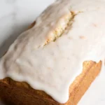 Saftiger Zucchinikuchen mit Joghurt frisch gebacken — Kastenform-Rührkuchen mit weißem Joghurtguss