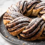 Süßer Sauerteig-Kranz mit Schokoladenfüllung frisch gebacken — geflochtener Schokoladenkranz mit reichlich Puderzucker