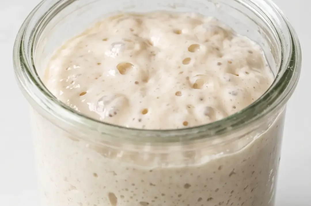 Sauerteig mit Apfelwasser ansetzen: Mit Weizen- oder Dinkelmehl