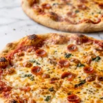 Sauerteig-Pizza frisch gebacken aus der Froschperspektive — plastische und ansprechende Ansicht der runden Steinofen-Pizza.