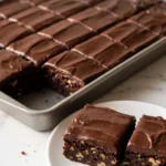 Saftige Zucchini Brownies vom Blech — schokoladige Quadrate mit glänzender Glasur und Walnüssen