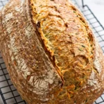 Saftiges Zucchini-Karottenbrot mit Lievito Madre frisch gebacken — rustikales Gemüsebrot auf dem Auskühlgitter