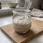 Ein aktiver, gesunder Sauerteig im Glas als Basis für erfolgreiches Brotbacken.