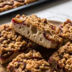 Der beste Zwetschgendatschi mit Sauerteigboden frisch vom Blech mit knusprigen Zimt-Streuseln und Marzipan.