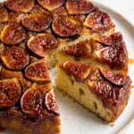 Französischer gestürzter Feigenkuchen frisch gebacken mit karamellisierten Feigen und glänzendem Zuckerguss.