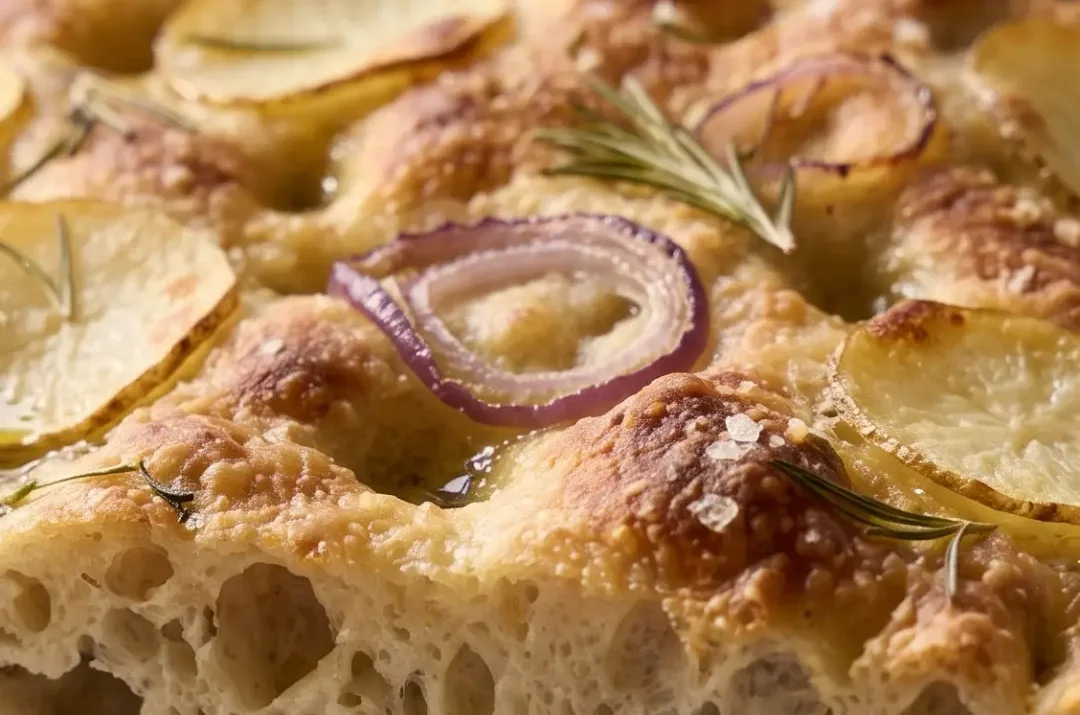 Herzhafte Sauerteig-Focaccia mit Kartoffeln & roten Zwiebeln