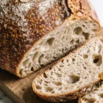Klassisches Sauerteig-Mischbrot aus Weizen und Roggen mit ausgeprägtem Ausbund, frisch im Gusseisentopf gebacken.