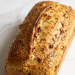 Feta-Tomaten-Brot frisch gebacken — rustikale goldbraune Kruste mit Feta