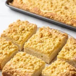 Klassischer Streuselkuchen vom Blech mit cremiger Schmand-Schicht und knusprigen Butterstreuseln frisch gebacken.