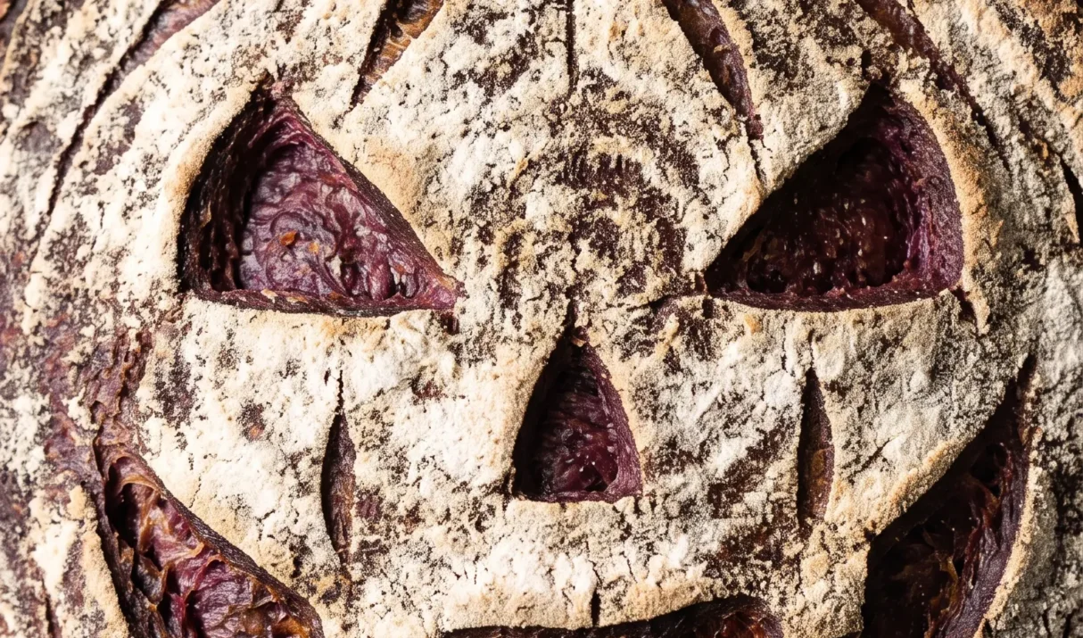 Halloween Sauerteigbrot mit Rote Bete: Gruseliges Fratzen-Brot